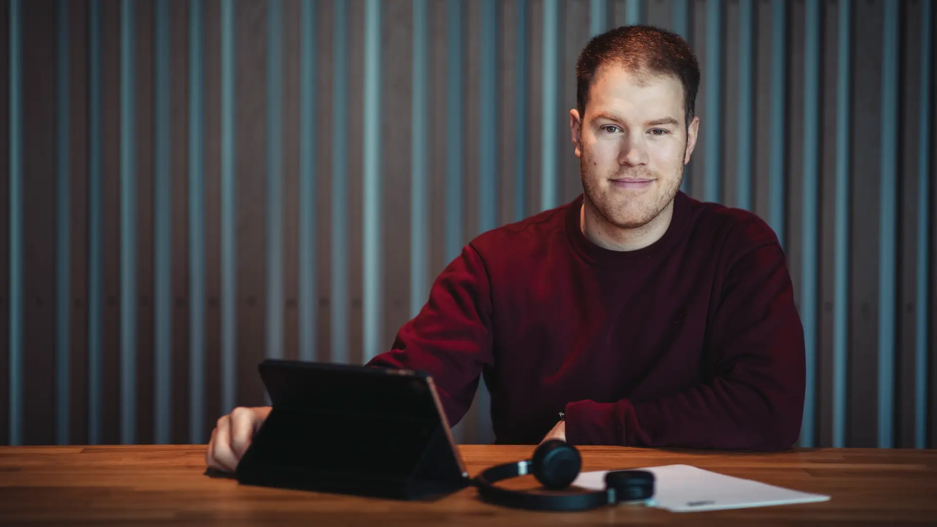 Person som arbetar med ekonomistyrning i NAB Ekonomi via Business Central – effektivitet och kontroll i fokus.