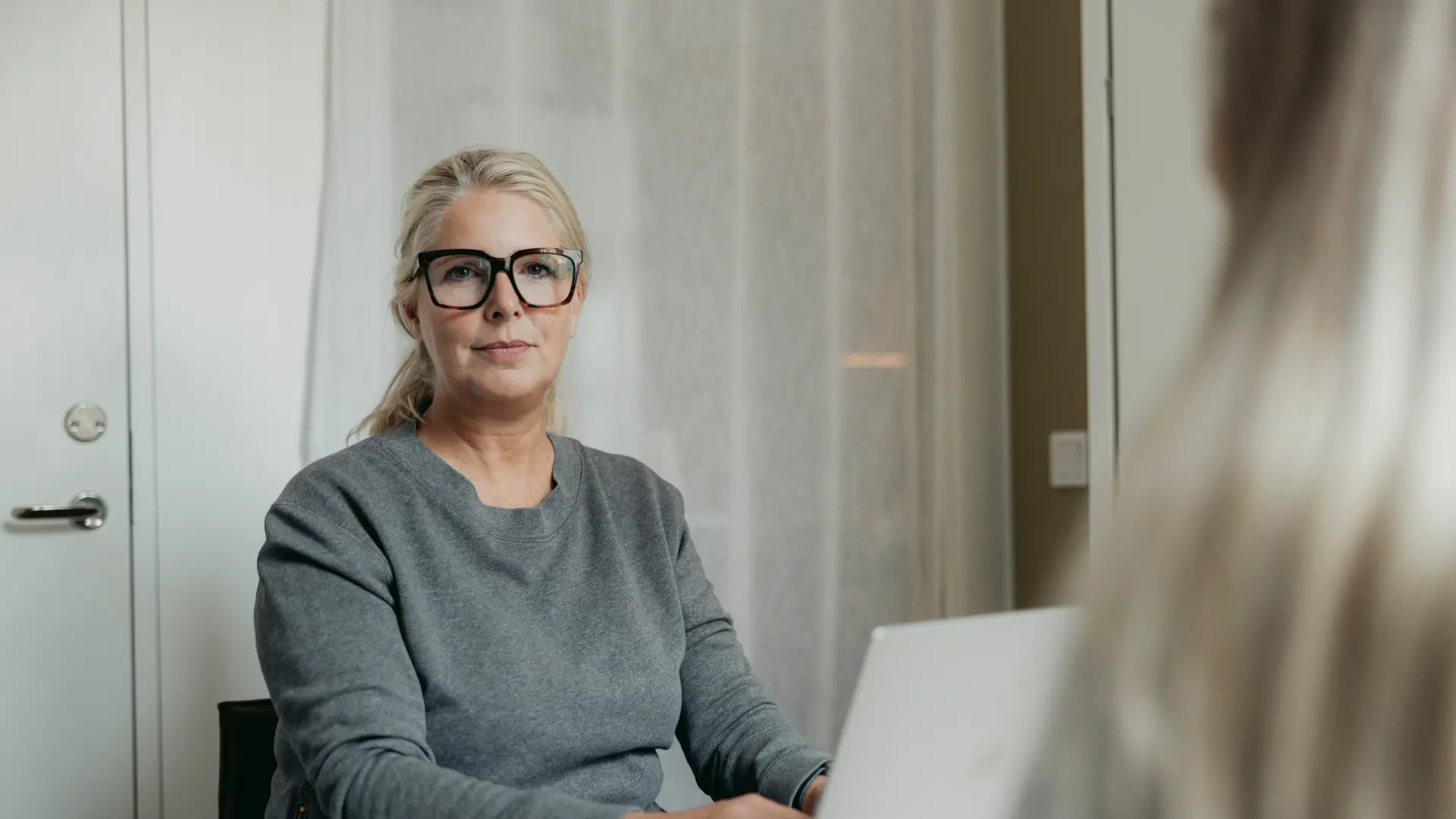 Ekonom på kontor i möte om effektiv ekonomistyrning med NAB Ekonomi i Business Central